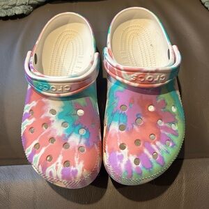 Crocs women’s Tie-Dye Clogs size 9